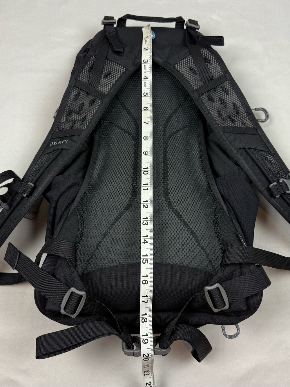Osprey Hikelite 18 Backpack with Rain Cover Black Hiking Day Pack Tarpon Fishing - Picture 11 of 11